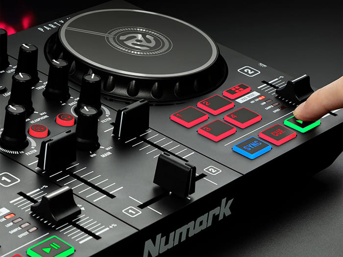 Bàn DJ có thiết kế nhỏ gọn cùng khả năng xử lý âm thanh ấn tượng