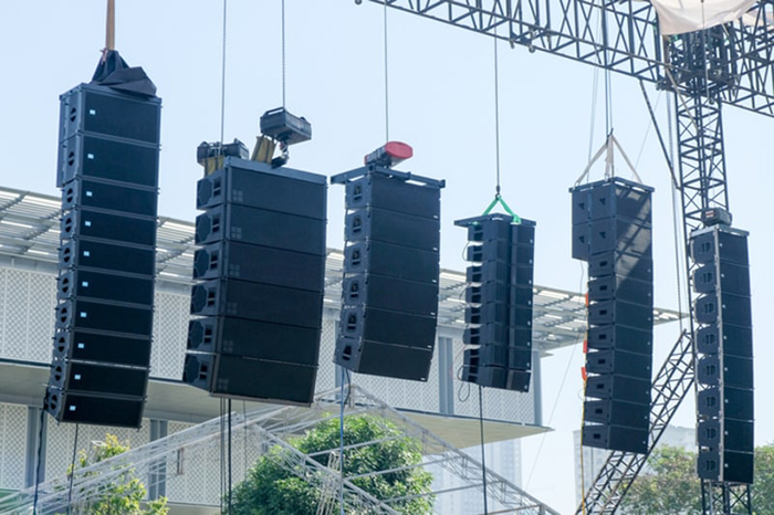 Sử dụng chân và giá treo loa khi nào phù hợp?